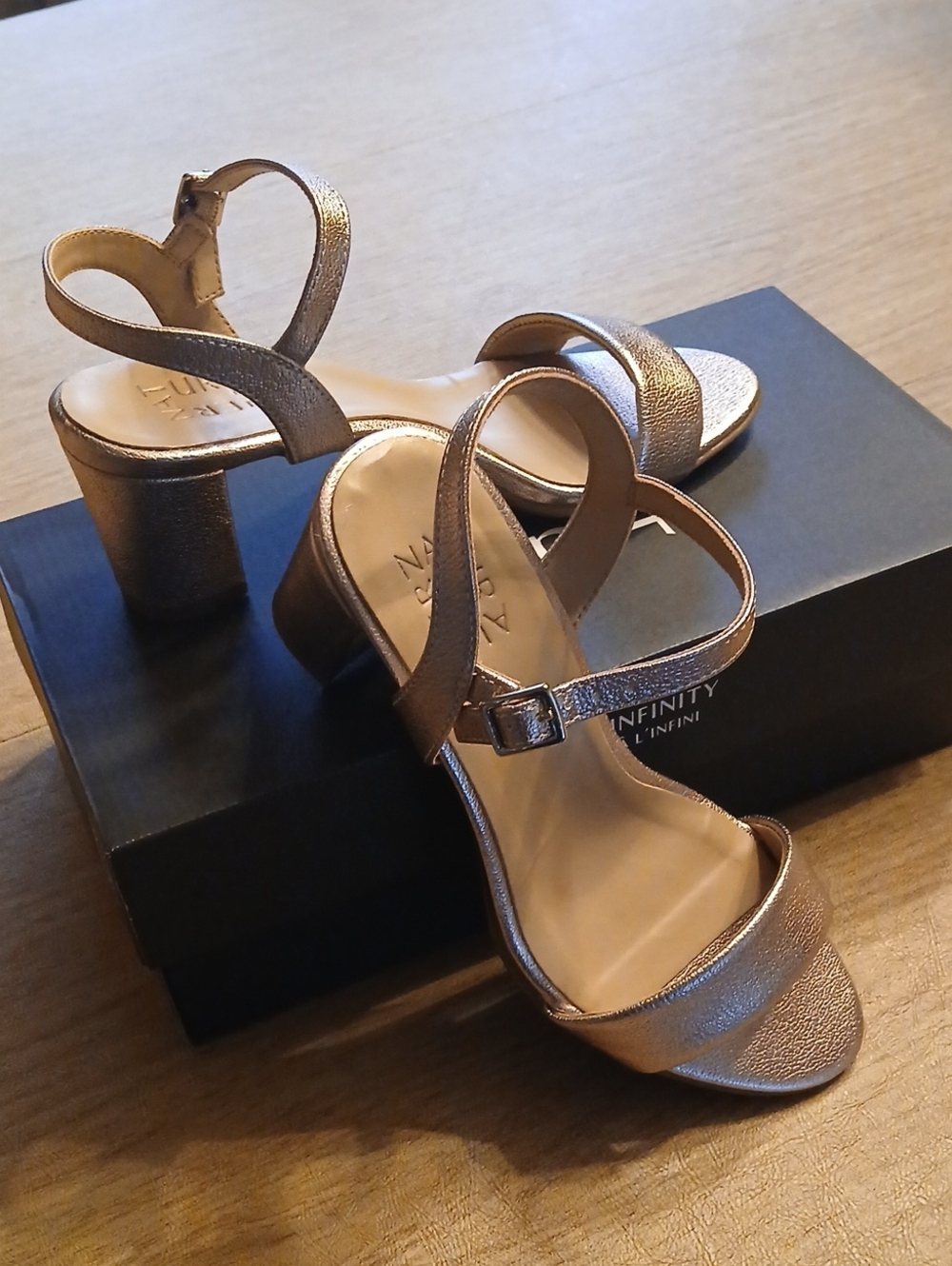 Naturalizer Sandal Metallic Gold Tone Heels Like New - Picture 2 of 4